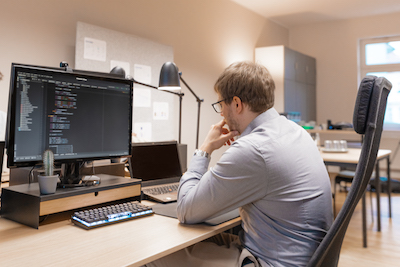 Ingenieur arbeitet am Computer